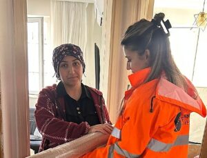 Antalya Büyükşehir Belediyesi, Sel Felaketinden Etkilenen Vatandaşlara Yardım Eşyaları Dağıtıyor