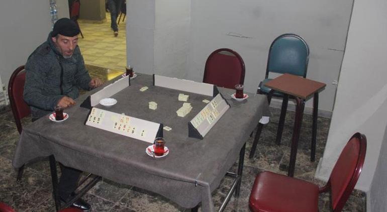 Ahmet Doğan, Tek Başına Okey Oynayarak Arkadaşlarını Güldürdü