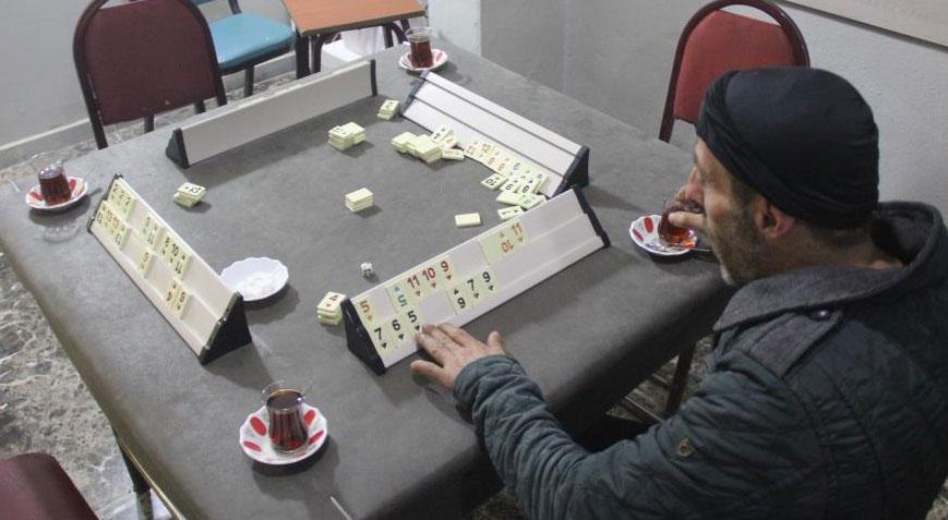 Ahmet Doğan, Tek Başına Okey Oynayarak Arkadaşlarını Güldürdü