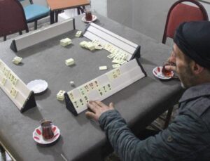 Ahmet Doğan, Tek Başına Okey Oynayarak Arkadaşlarını Güldürdü