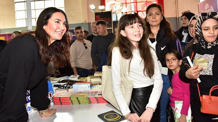 Ayşe Tolga’nın Kitap Fuarındaki İmza Günü
