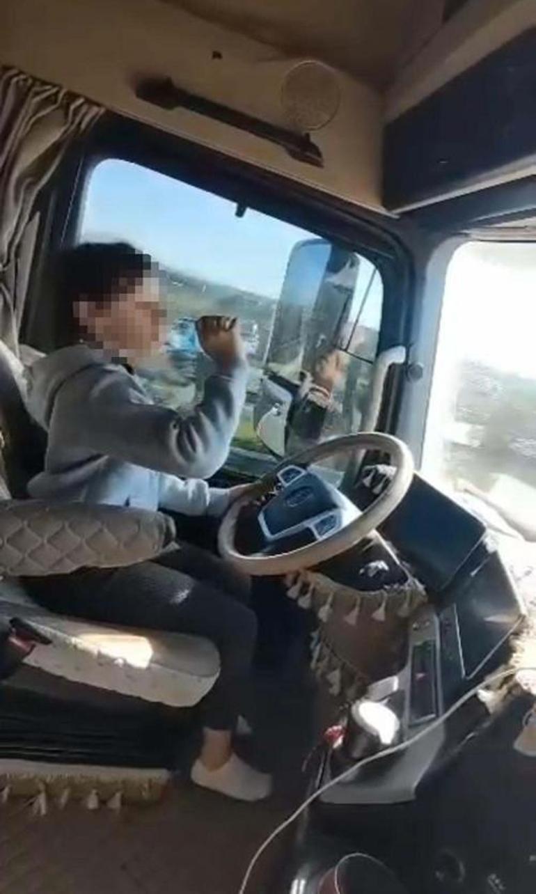 İzmir-Aydın Otoyolunda Tehlikeli Durum: Baba Kızını TIR Çekicisinin Direksiyonuna Geçirdi