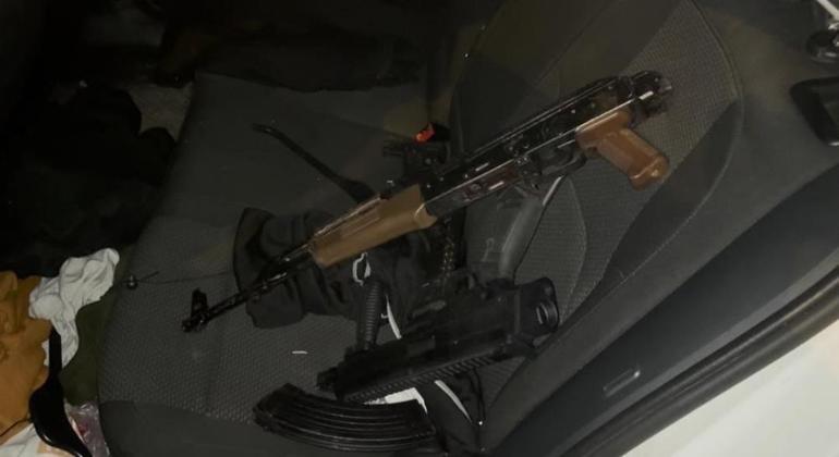 Araçta Kaçak Silahlar ve Çalıntı Plaka Bulundu