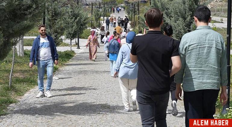 Bayram Tatilinde Çeşnigir Köprüsü Ziyaretçi Akınına Uğruyor