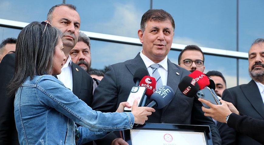 İzmir Büyükşehir Belediye Başkanı Cemil Tugay Mazbatasını Aldı
