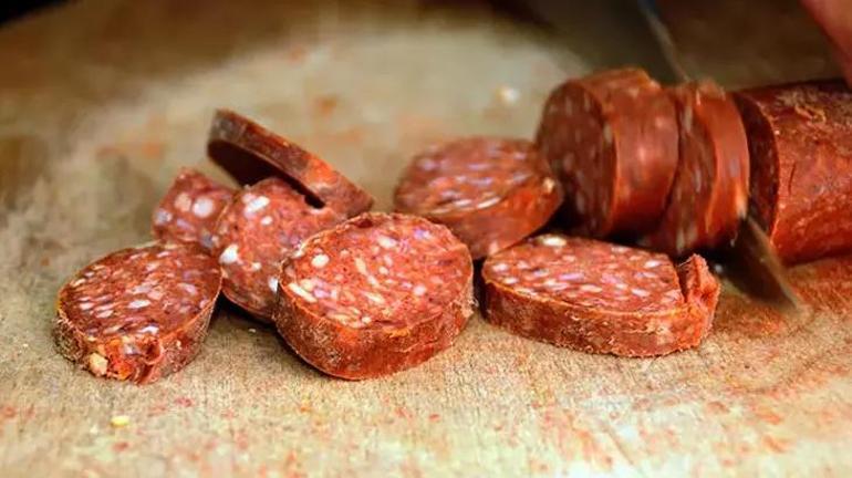 Lezzetli sucuğun sırrı! Kızartırken tavaya yarım bardak ekleyin
